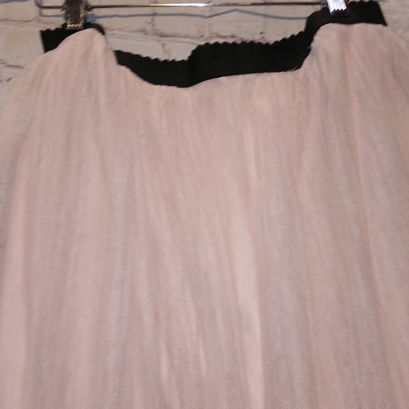 Gorgeous lace skirt with nice lace trim. - Picture 2 of 6